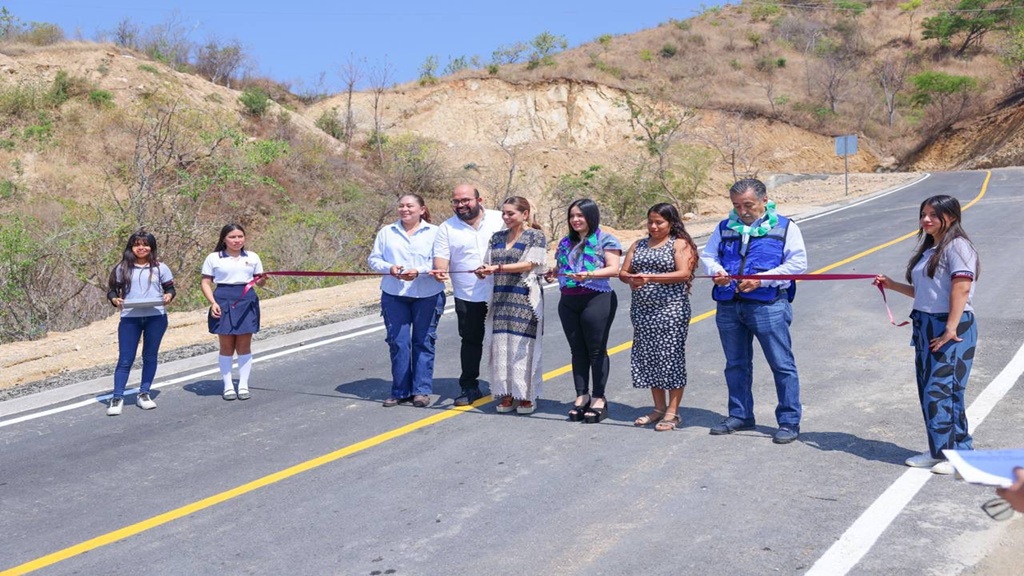 Inaugura Evelyn Salgado Pineda la pavimentación de la segunda etapa del Camino Acapulco-El Veladero