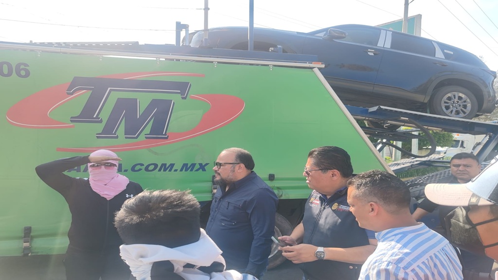 Funcionarios de la SEG atienden bloqueo de normalistas de Ayotzinapa en Chilpancingo