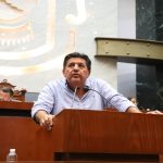 Funcionarios de la SEG atienden bloqueo de normalistas de Ayotzinapa en Chilpancingo